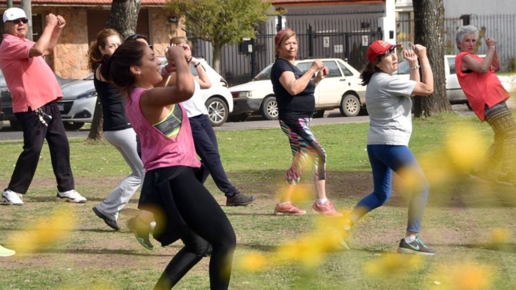 ¿Cómo es el cronograma de clases de zumba, yoga y gimnasia en las plazas de La Plata?