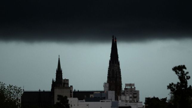 un impresionante temporal atraveso la plata, granizo y se mantiene el alerta por tormentas