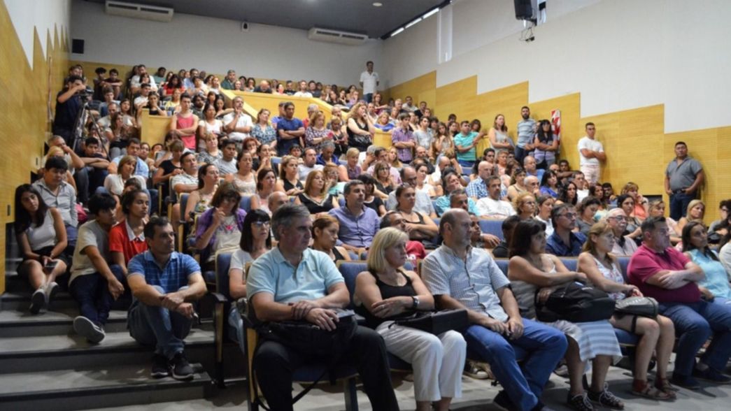 Papás y mamás de ingresantes de Ingeniería fueron estudiantes por un día en la UNLP