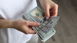 el dolar sigue bajando y toco su valor mas bajo en los ultimos tres meses el dolar sigue bajando y toco su valor mas bajo en los ultimos tres meses