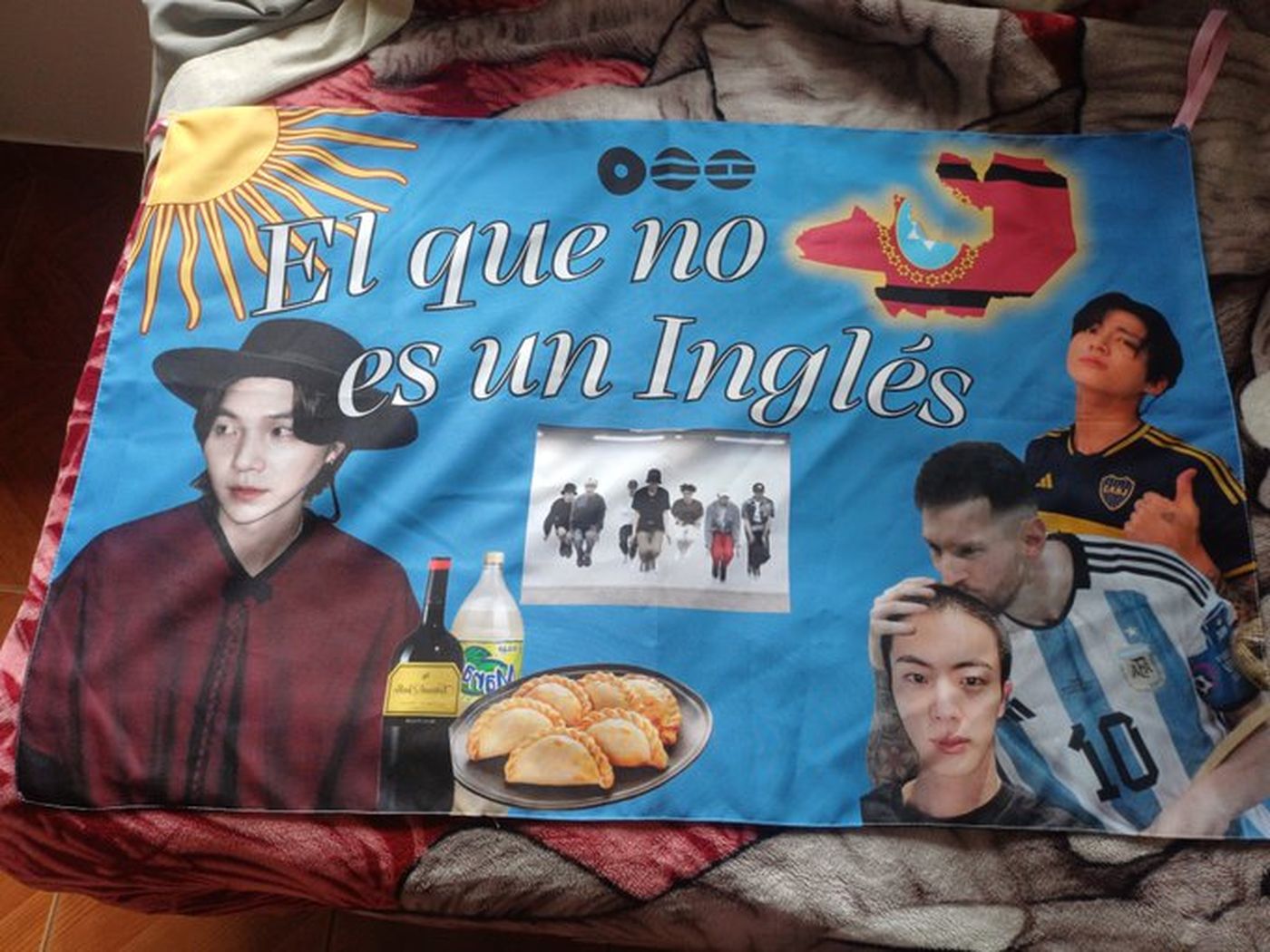 La imagen de Messi aparece en varias banderas de las fan&aacute;ticas de BTS