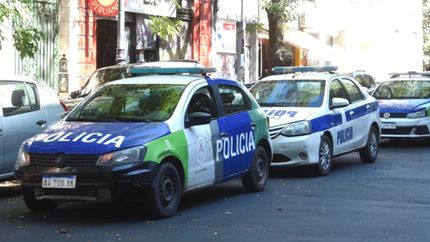 Motochorros atacaron a una mamá y su hijo de 2 años cuando llegaban a su casa de La Plata