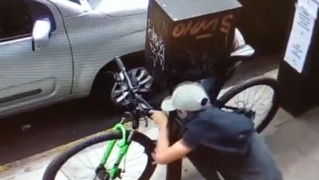VIDEO: Fugaz robo de una bici a la vista de todos y en pleno centro de La Plata