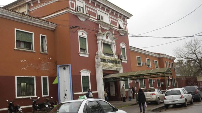 discutio con su pareja, lo apunalo en un brazo y se fugo porque tenia que ir al medico