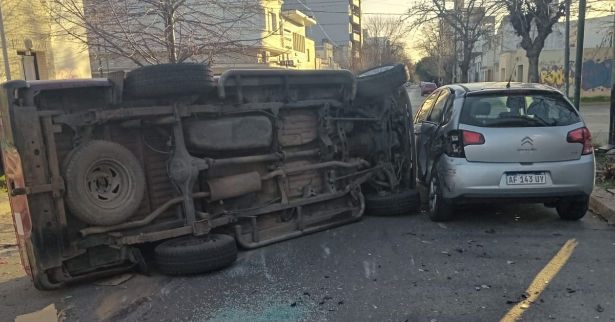 Impresionante choque y vuelco en La Plata no terminó en tragedia de milagro