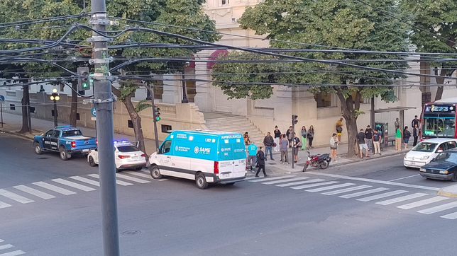 piedrazos, pinas y una chica herida en medio de una brutal golpiza en manada en pleno centro