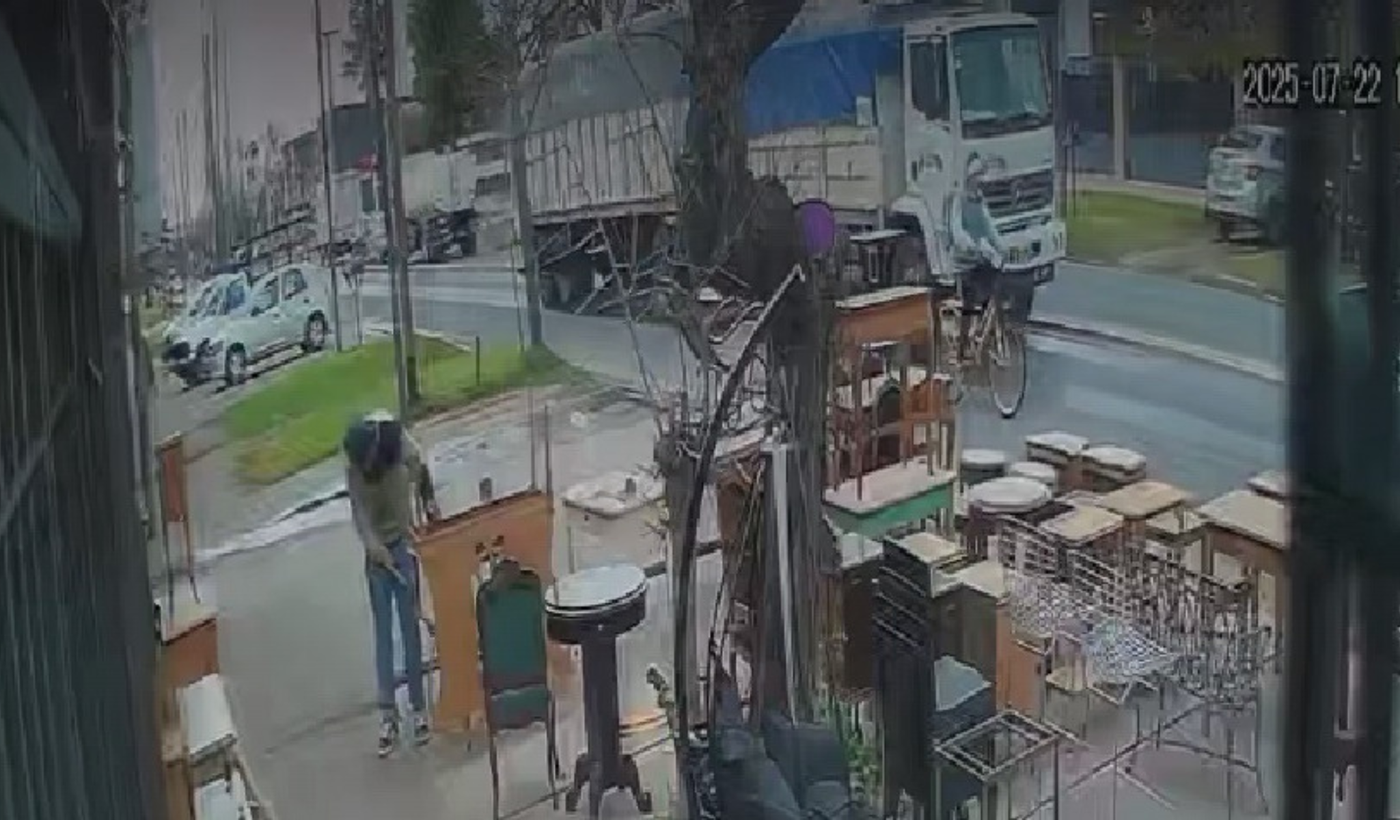 Camión que atropelló a ciclista en Los Hornos (1)