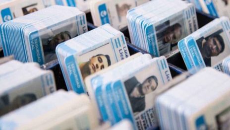 Denuncian que un hombre vende licencias de conducir en La Plata a $150 mil y después de cobrar desaparece Denuncian que un hombre vende licencias de conducir en La Plata a $150 mil y después de cobrar desaparece