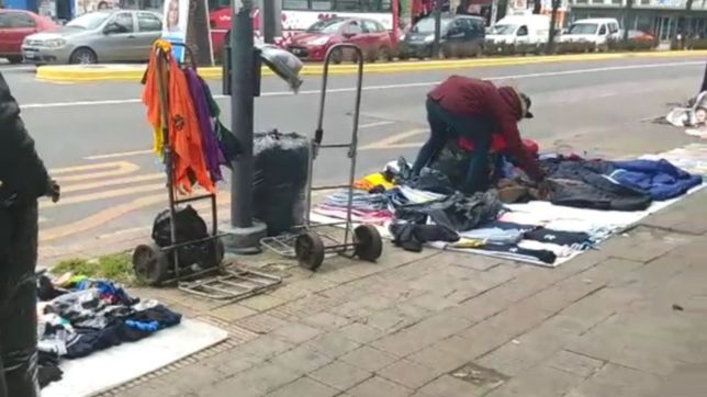 video: asi fue como los manteros levantaron sus puestos ante la llegada de los controles