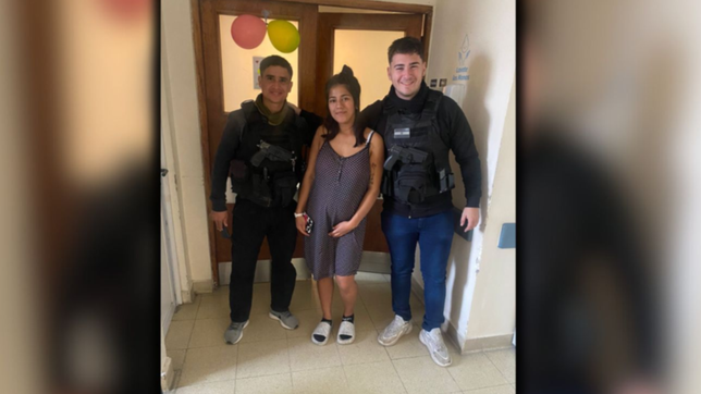 dos policias de la plata ayudaron a una joven embarazada a dar a luz