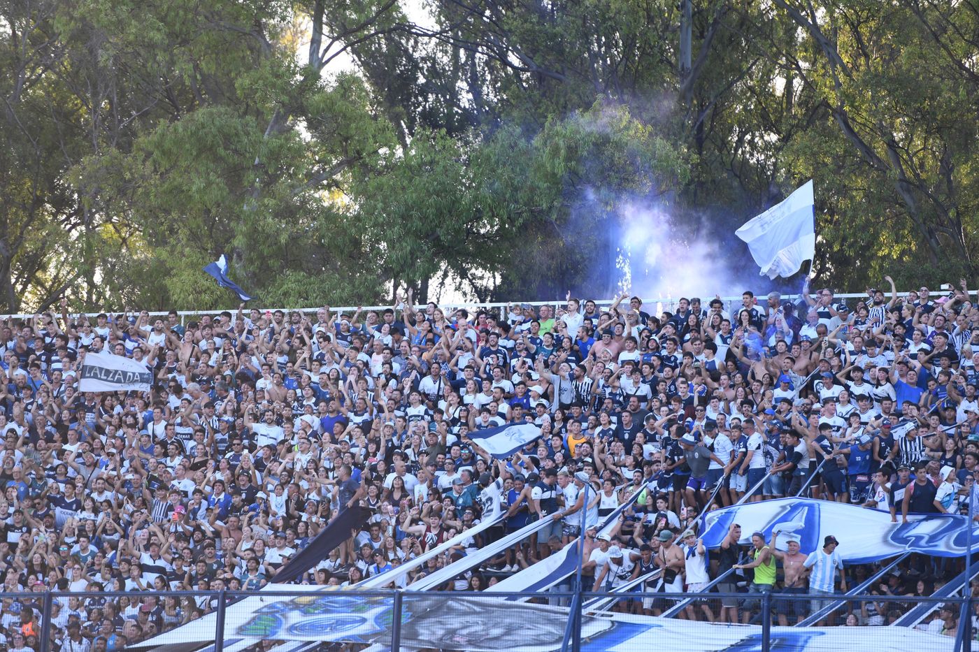 Gimnasia Hinchada Bosque 4.jpg