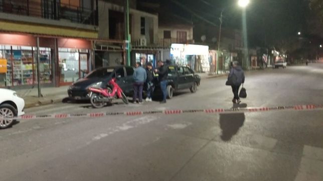 tres autos y una moto chocaron entre si a metros de la comisaria