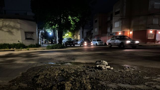 vecinos de la plata denuncian que exploto un desborde cloacal y dejo materia fecal sobre la vereda