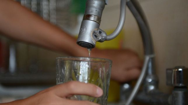 absa reparara un cano en avenida 44 y podria faltar agua en un amplio sector de la plata