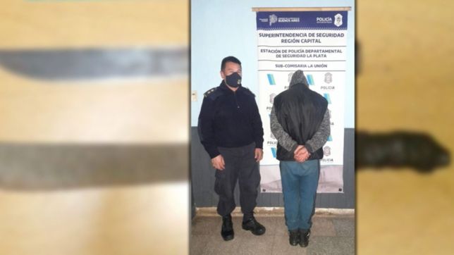 golpes, gritos y machetazos: detuvieron a un hombre que ataco a su expareja y a la policia