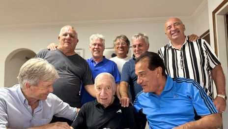 El plantel de Estudiantes campeón en 1983 visitó a Bilardo a 42 años de la hazaña