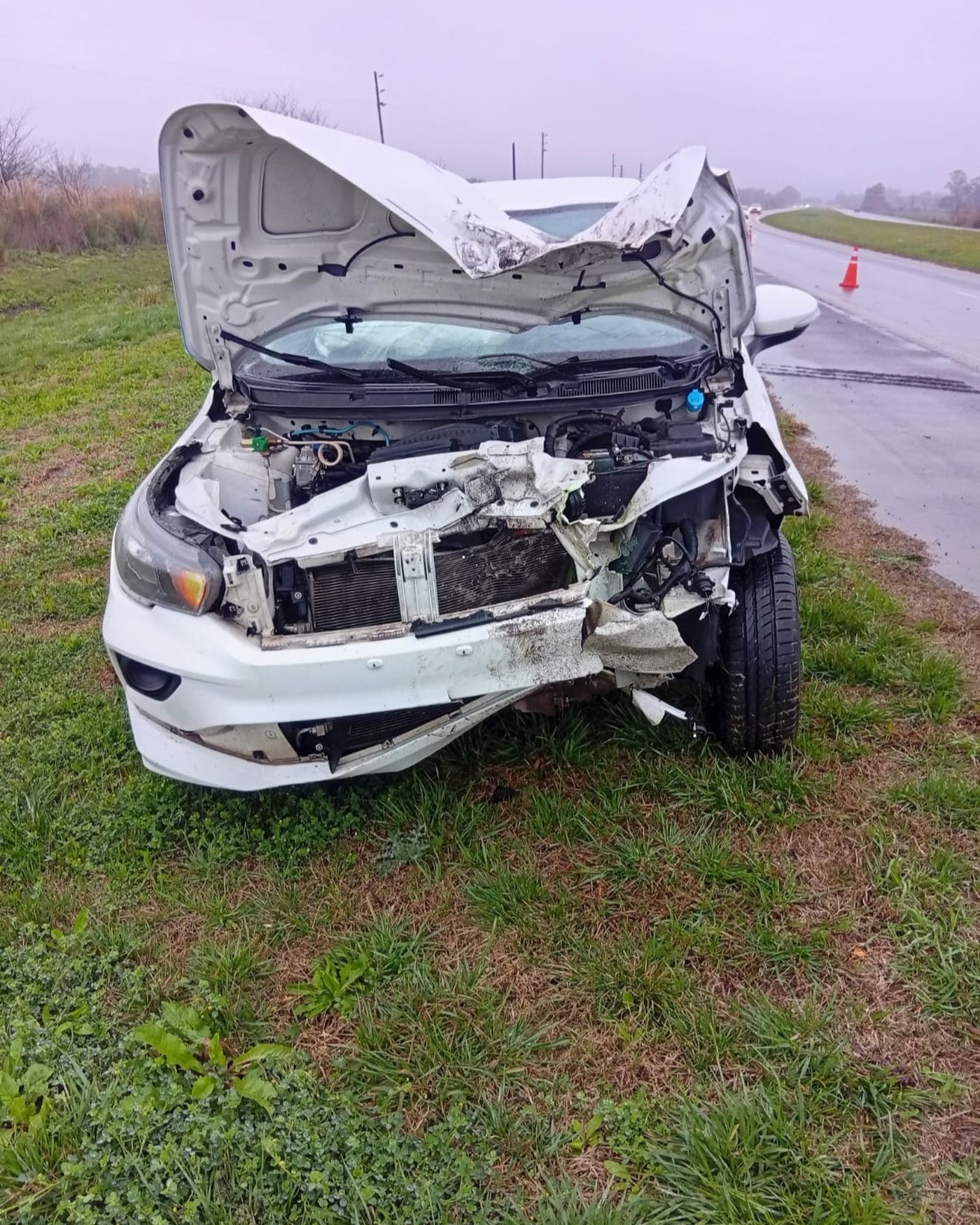 As&iacute; qued&oacute; el Fiat Cronos blanco tras el impacto de la moto en la que el hombre perdi&oacute; la vida