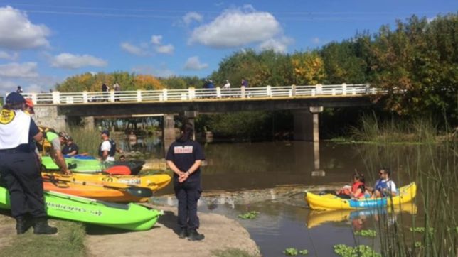 en siete horas y con kayaks, sacaron mas de 100 bolsas con basura del arroyo el pescado