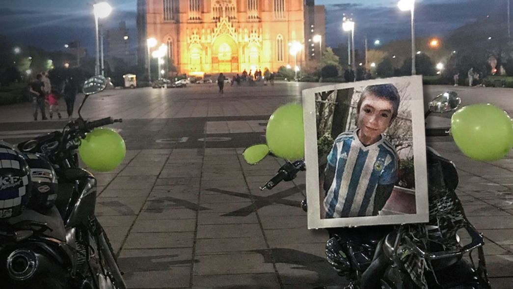Motociclistas pidieron en Plaza Moreno por una ley de fibrosis quística para ayudar a un nene platense