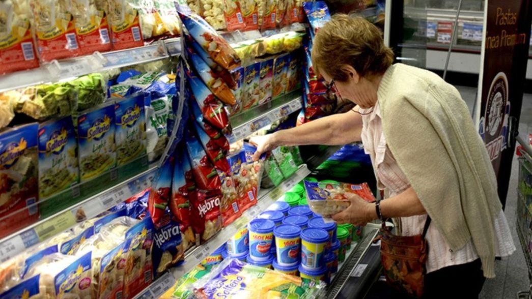 La canasta básica subió un 4,3% y una familia necesita $28.750 para no ser pobre