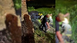 cuatro jovenes despistaron con su auto, terminaron adentro de el dique de ensenada y uno murio cuatro jovenes despistaron con su auto, terminaron adentro de el dique de ensenada y uno murio