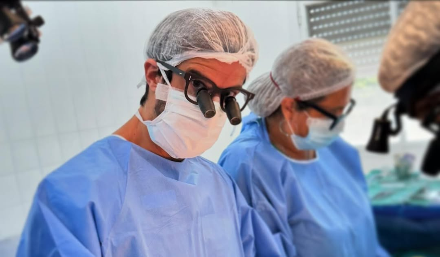 Carlos Cotti médico lupas para operar