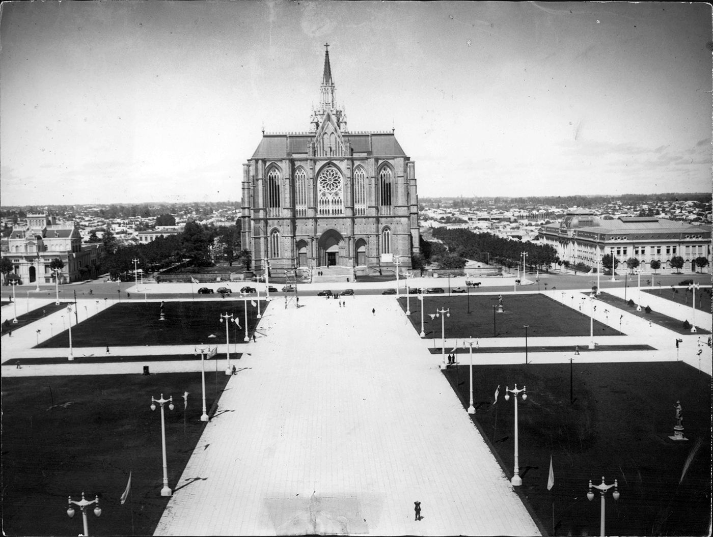 Foto de 1943, ya sin la fuente del centro y con las obras de renovación de plaza Moreno concretadas