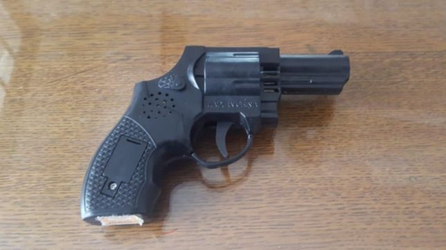 en medio de la megamarcha, un chico trato de robar en pleno centro platense con un arma de juguete