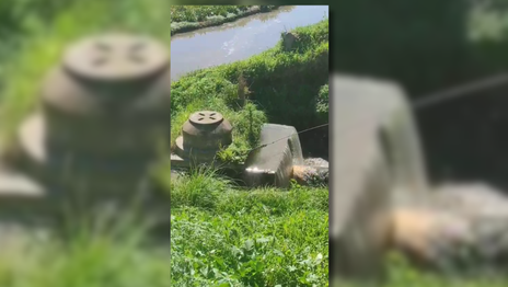 Vecinos de City Bell denuncian que los desechos cloacales van directo a un arroyo y que no hay controles