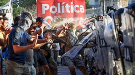 sigue la tension entre manifestantes y las fuerzas federales en el congreso