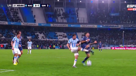 Gimnasia estalló contra el arbitraje y reclamó un penal sobre Auzmendi que el VAR no revisó
