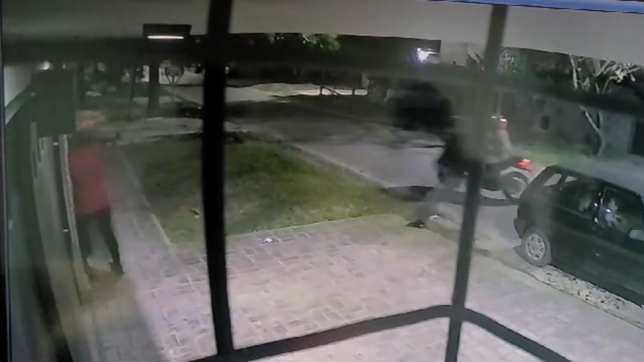 dos mujeres lograron evitar el ataque de dos motochorros en villa castells