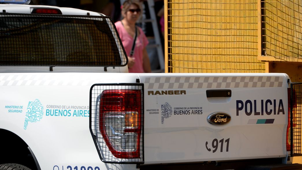 El insólito caso de un hombre que terminó detenido tras subirse a la caja de un patrullero
