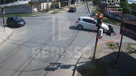 video: robo una moto en berisso, cruzo en rojo, choco contra un auto y lo atraparon video: robo una moto en berisso, cruzo en rojo, choco contra un auto y lo atraparon