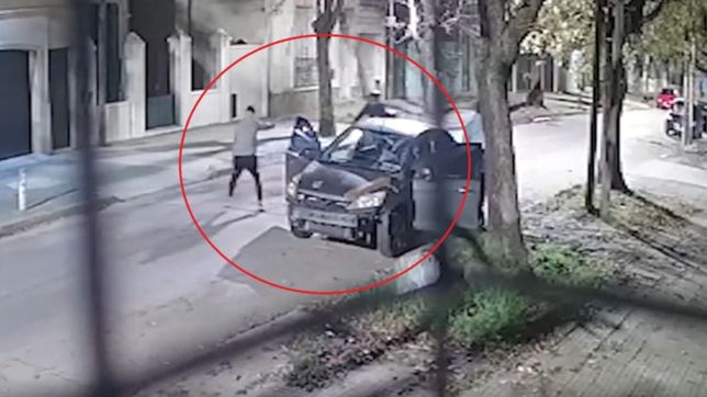 video: a punta de pistola, intentaron robarle la moto a un joven en la plata