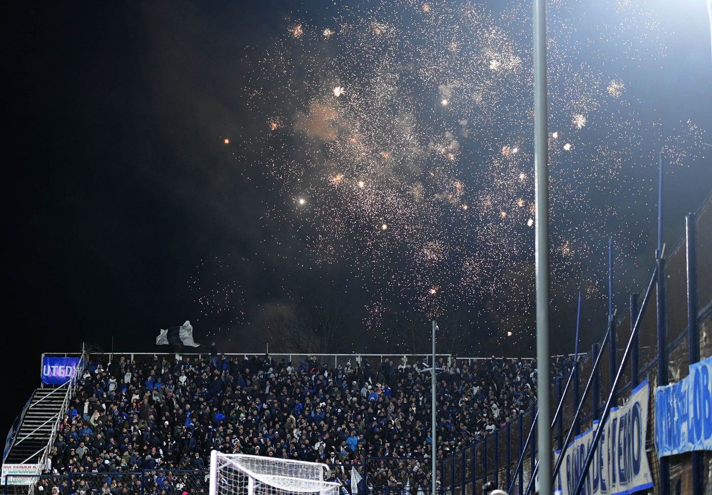 Gimnasia Velez Hinchada Bosque 4.JPG