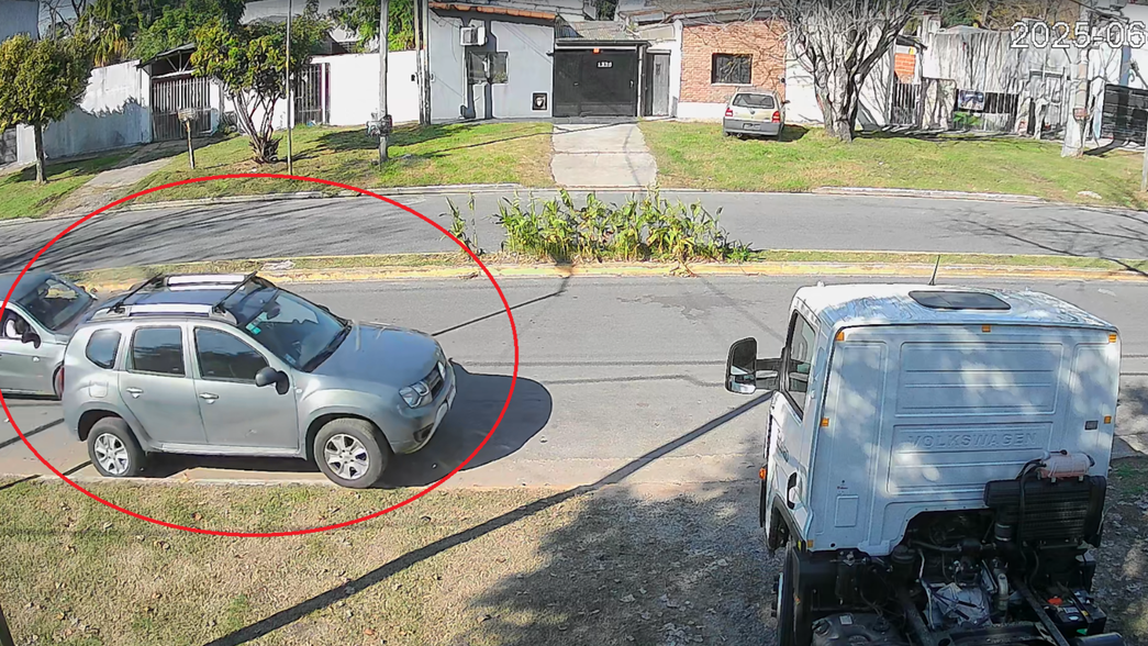 Chocaron una camioneta estacionada en Ringuelet, escaparon y quedaron escrachados