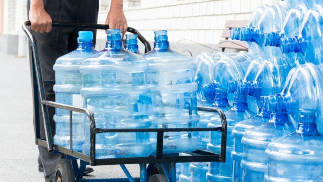 La ANMAT prohibió la venta de una marca de agua mineral