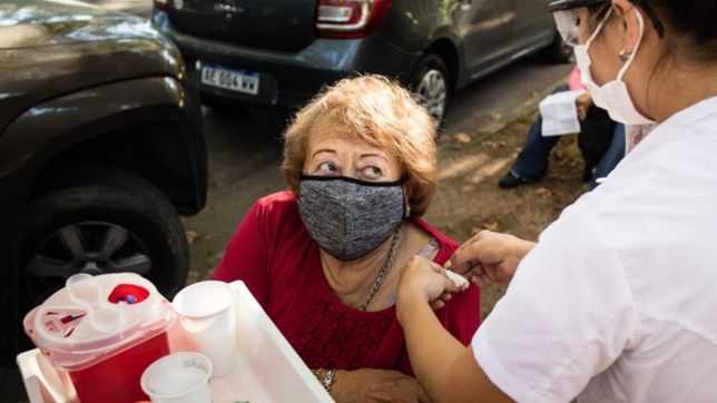 mas del 92% de los bonaerenses mayores de 60 anos ya tiene las dos dosis contra el covid