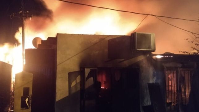 tragedia en ensenada: una mujer y su nieto murieron tras el incendio de su casa