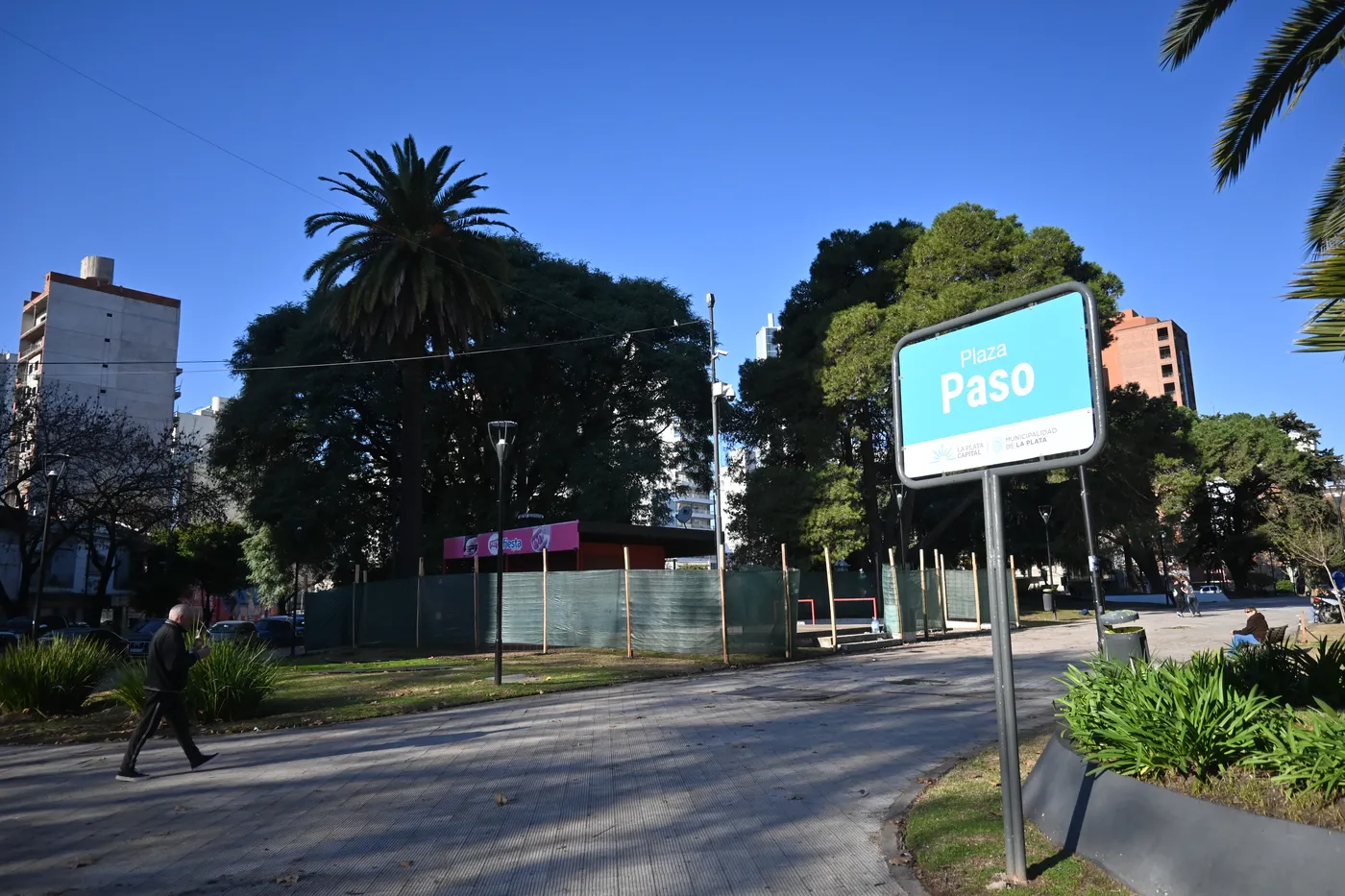 El viernes a la tarde el puesto de Plaza Paso estaba cercado pero todavía en pie.