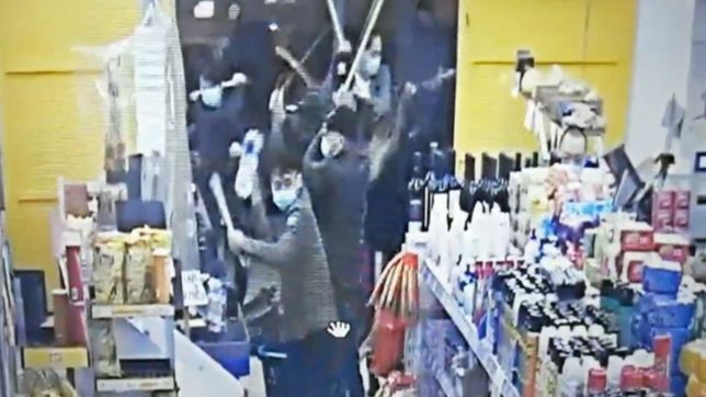 brutal ataque de la mafia china en la plata: cinco hombres entraron a palazos a un super