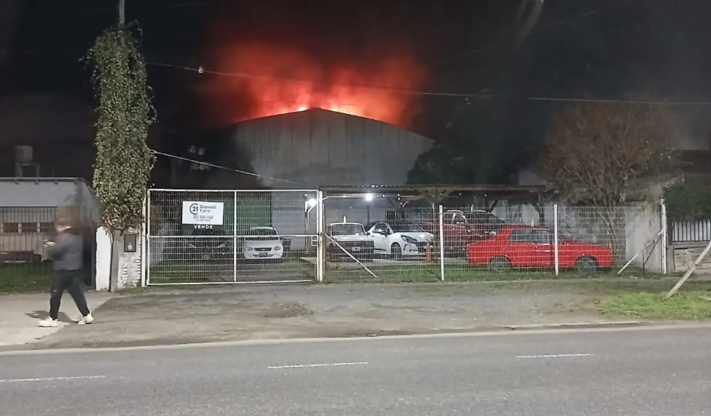 La concesionaria de Ensenada, durante el incendio