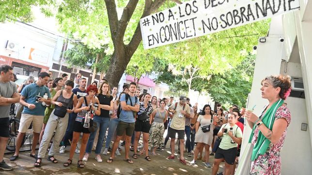 trabajadores del conicet hicieron una mateada en la plata contra los despidos
