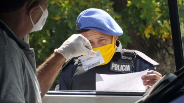 intento esquivar un control en la plata y casi atropella a un policia