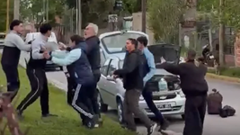 una pelea a las pinas entre arbitros de la plata desato un escandalo en magdalena