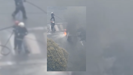 Un auto se incendió por completo en pleno centro de La Plata y su conductor logró escapar a tiempo Un auto se incendió por completo en pleno centro de La Plata y su conductor logró escapar a tiempo