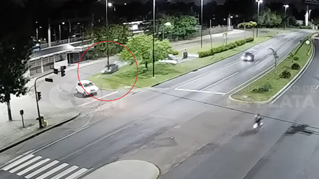 Así fue el brutal accidente en Camino Centenario que de milagro no terminó en tragedia