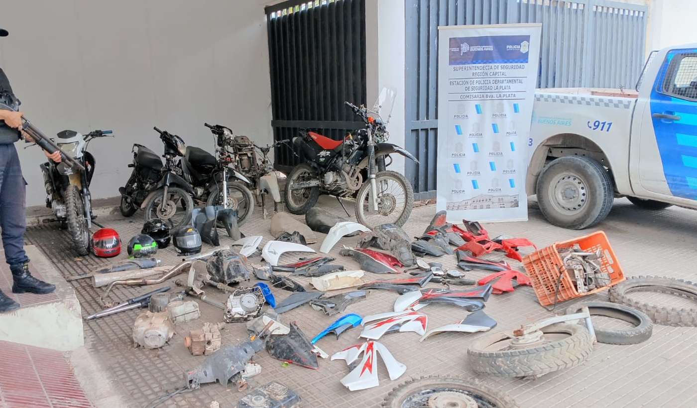 Los elementos secuestrados durante el allanamiento que terminó con una denuncia a la comisaría Octava