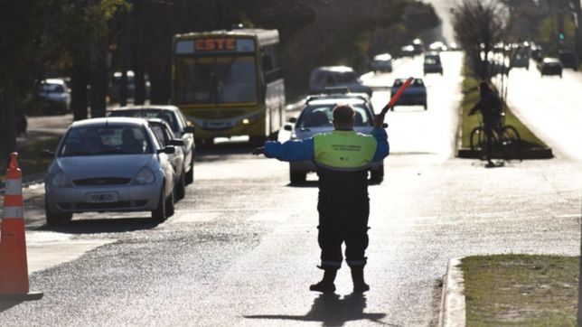 dio positivo de alcoholemia y quiso trompear a los policias en pleno centro de la plata
